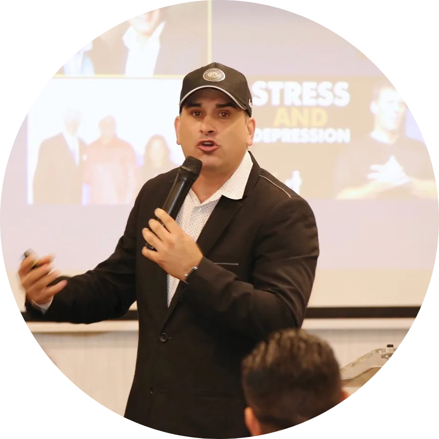 Ricardo Jiménez dando una conferencia de liderazgo