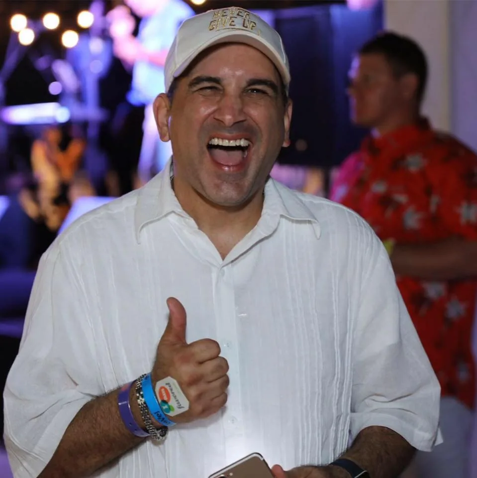 Ricardo Jiménez celebrando con su comunidad