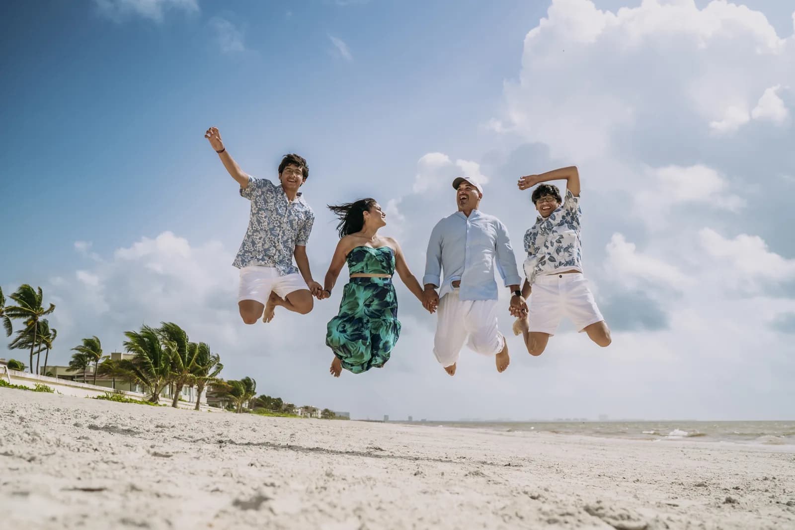 Ricardo Jiménez saltando en la playa con su familia