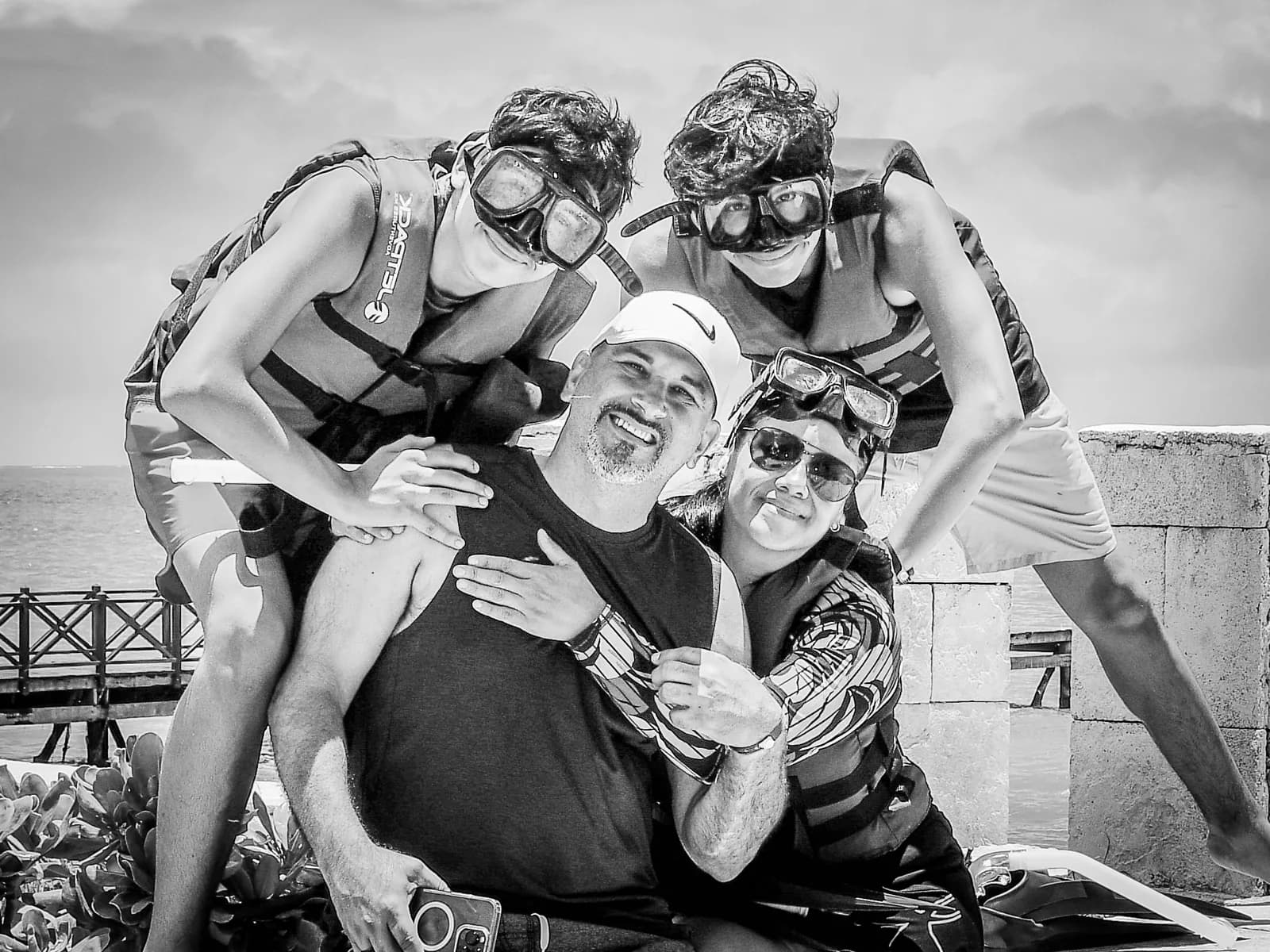 Ricardo Jiménez con sus hijos listos para hacer snorkel